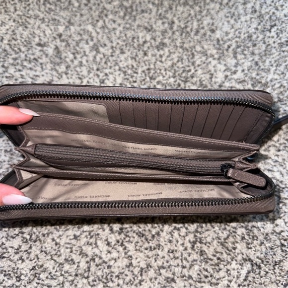 Michael Kors matching purse/wristlet set - Picture 9 of 9